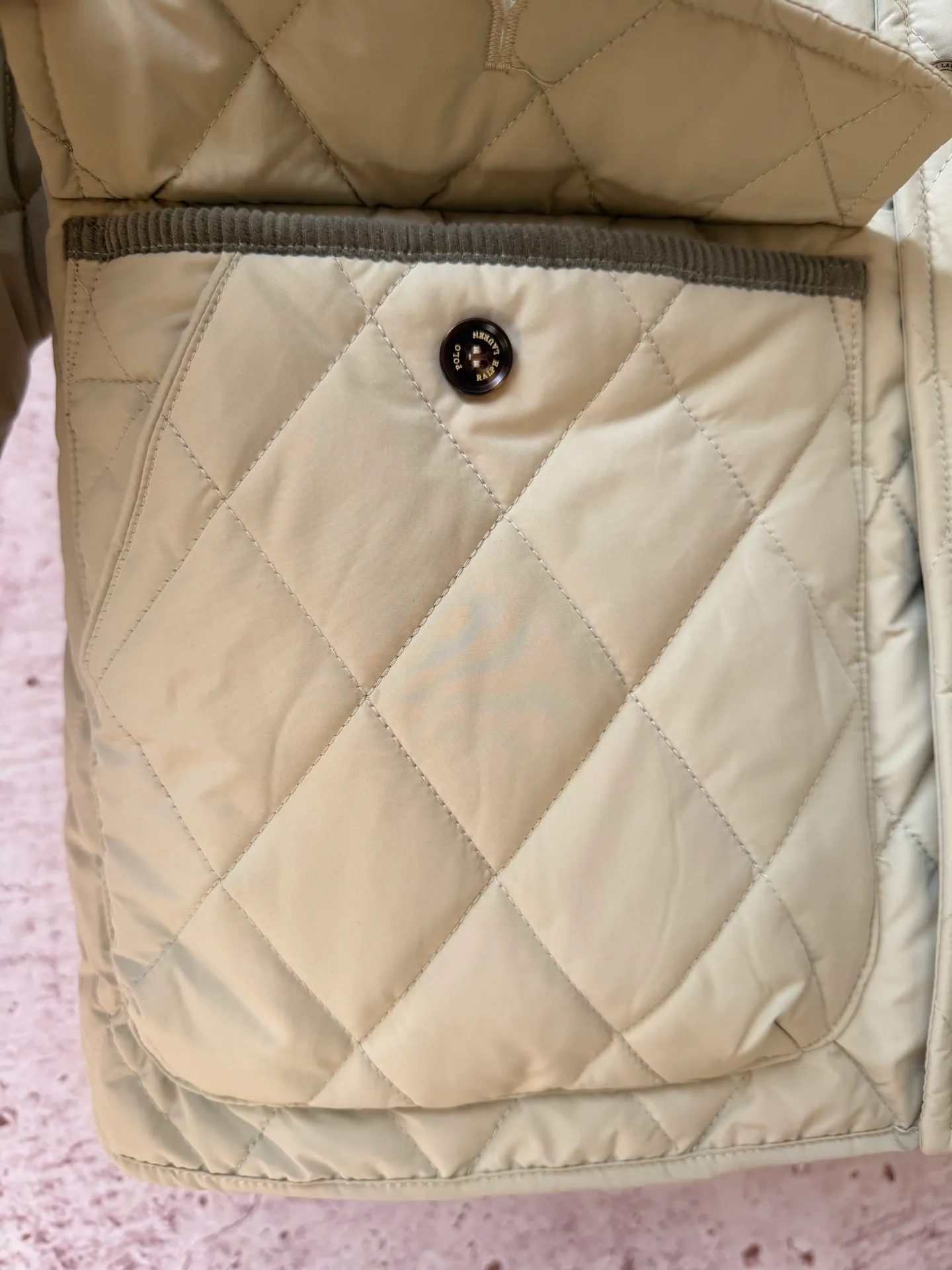 P430 Raff's new rhombus plaid workwear cotton jacket, customized hardware accessories, fine workmanship inside and outside to maintain the original details, simple version, old money style, casual matching, workmanship details restored, diamond grid stitching inside and outside fixed, collar and cuffs with corduroy to add matching attributes, shoulder chapters highlight the brand tonality, hem slit snap design is more matching attributes, full of details